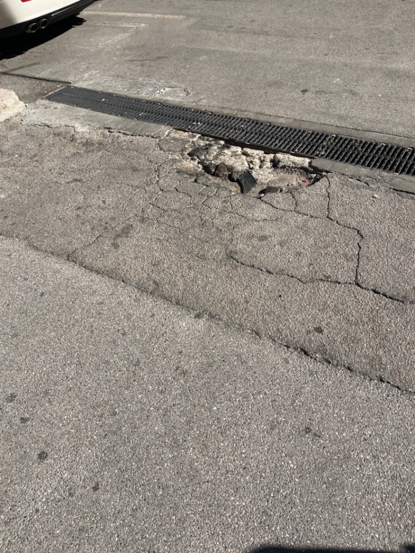 Foto della segnalazione: Buca stradale a Bari